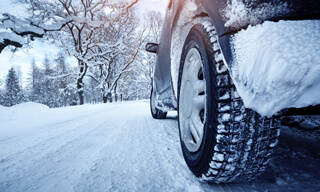 Comment protéger sa voiture contre la neige ? - Euromaster